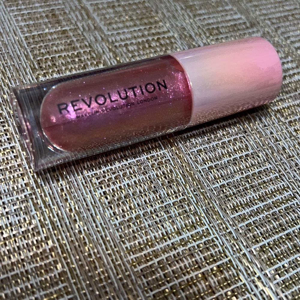 New Revolution Shimmer Bomb Lipgloss